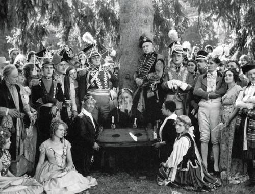 Ajzyk Samberg (w środku) w roli Jankiela w filmie <i>Pan Tadeusz</i>. Fot. Filmoteka Narodowa – Instytut Audiowizualny