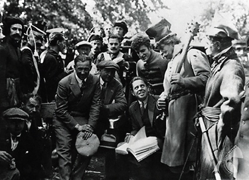 Ryszard Ordyński w otoczeniu aktorów na planie <i>Pana Tadeusza</i>a. Fot. NAC