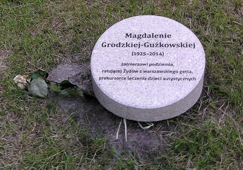 Obelisk upamiętniający Magdalenę Grodzką-Gużkowską w Ogrodzie Sprawiedliwych w Warszawie, 2014 r. (fot. Wikimedia Commons/Mateusz Opasiński – Praca własna/CC BY-SA 3.0)