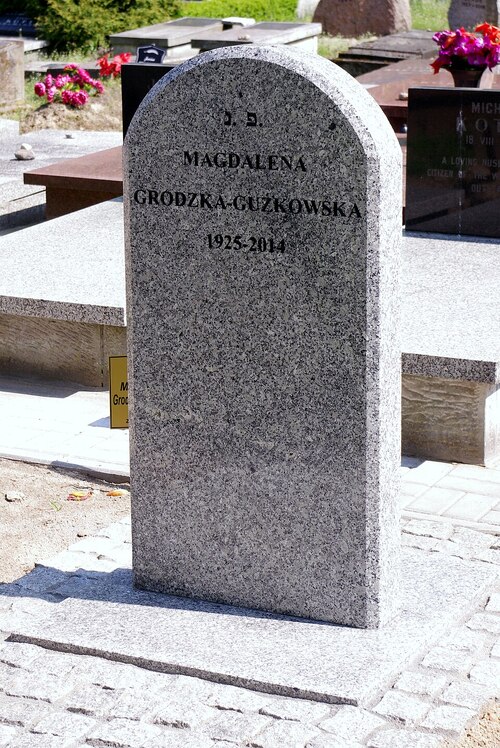 Grób Magdaleny Grodzkiej-Gużkowskiej na Cmentarzu żydowskim przy ul. Okopowej w Warszawie, 2014 r. (fot. Wikimedia Commons/Mateusz Opasiński – Praca własna/CC BY-SA 3.0)