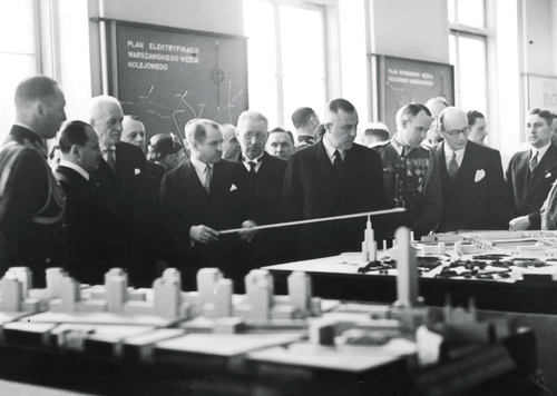 Wystawa Warszawa przyszłości w Muzeum Wojska w Warszawie. Prezydent Warszawy Stefan Starzyński objaśnia plany rozbudowy stolicy; na lewo od niego prezydent Ignacy Mościcki, 1936 rok