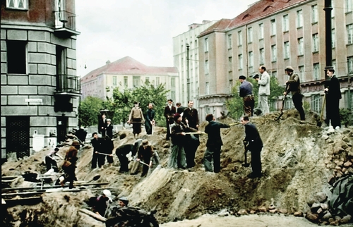 Budowa umocnień na warszawskiej Pradze, wrzesień 1939 roku. Fot. Julien Bryan