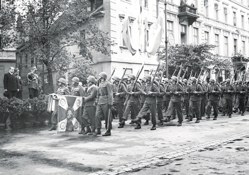 Prezydent stolicy odbiera, wraz z komendantem garnizonu warszawskiego płk. Stanisławem Machowiczem i zastępcą dowódcy Okręgu Korpusu I Warszawa gen. Henrykiem Krokiem-Paszkowskim, defiladę w Święto Żołnierza w Warszawie, 1939 r. (NAC)