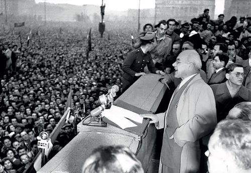 Władysław Gomułka przemawia w czasie wiecu na pl. Defilad w Warszawie, 24 października 1956 r. Fot. domena publiczna