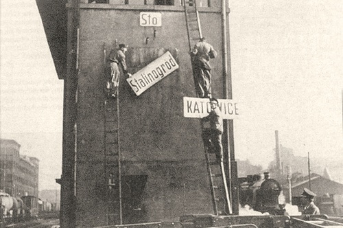 Stalinogród – Katowice, wymiana tablic na kolei. Fot. domena publiczna