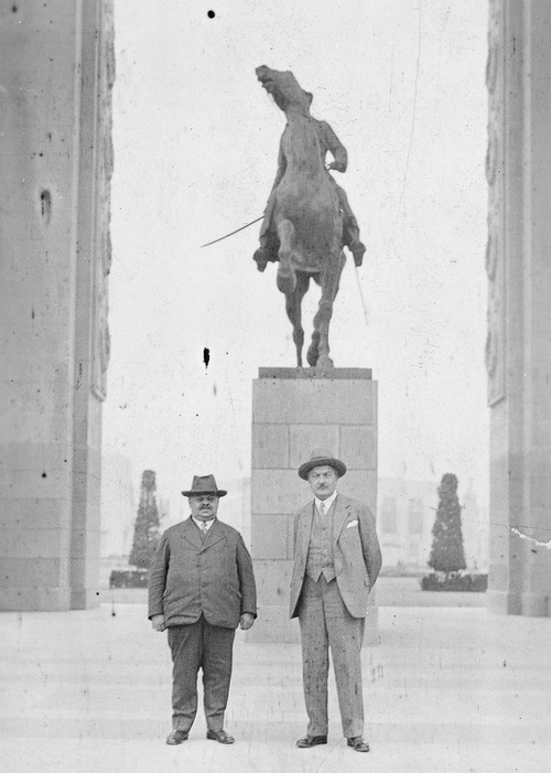 Jan Wedel (z prawej), właściciel fabryki "E. Wedel" S.A. w Warszawie oraz Adam Piasecki, właściciel fabryki czekolady "Wawel" w Krakowie, na tle pomnika i łuku triumfalnego, który był wejściem na Międzynarodową Wystawę Sztuki Kolonialnej, Morskiej i Flamandzkiej w Antwerpia w 1930 r. (fot. ze zbiorów NAC)