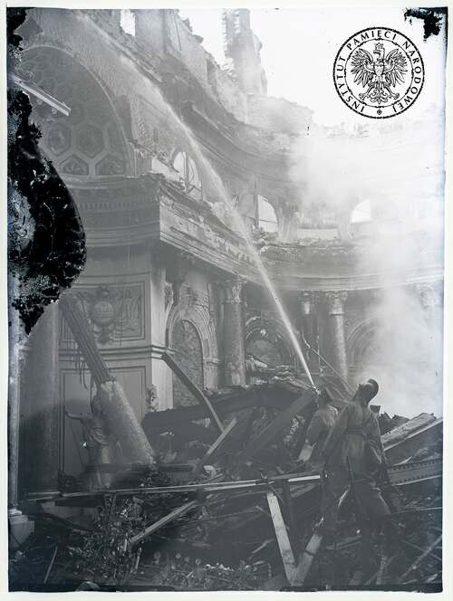 Strażacy z Warszawskiej Straży Ogniowej w trakcie akcji gaszenia pożaru w Sali Balowej Zamku Królewskiego.  Autor: Henryk Śmigacz. Warszawa, 17 IX 1939 r. (fot. z zasobu IPN)