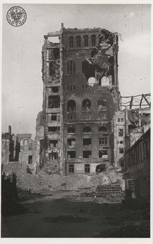 Zniszczony budynek PAST-y. Autor: Henryk Śmigacz. Zdjęcie pochodzące z albumu z fotografiami z czasów powstania warszawskiego oraz okresu powojennego, wchodzącego w skład Archiwum osobistego Henryka Śmigacza, pozyskanego do zasobu IPN w ramach projektu Archiwum Pełne Pamięci (fot. z zasobu IPN)