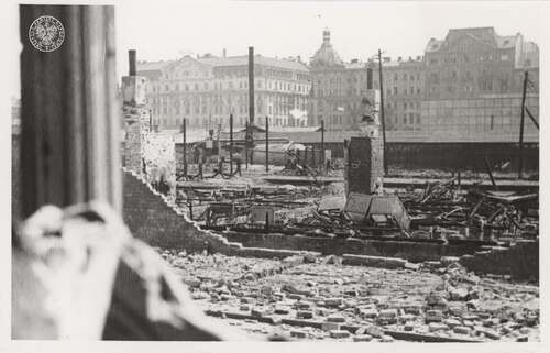 Hotel Polonia. Autor: Henryk Śmigacz. Zdjęcie pochodzące z albumu z fotografiami z czasów powstania warszawskiego oraz okresu powojennego, wchodzącego w skład Archiwum osobistego Henryka Śmigacza, pozyskanego do zasobu IPN w ramach projektu Archiwum Pełne Pamięci (fot. z zasobu IPN)