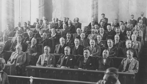 Zjazd posłów Centrolewu, 1930 r. W pierwszym rzędzie widoczni: senator Andrzej Strug, posłowie: Herman Lieberman, Adam Chądzyński i Edward Pepłowski, NN, Ludwik Gdyk, Jan Woźnicki. (fot. z zasobu NAC)