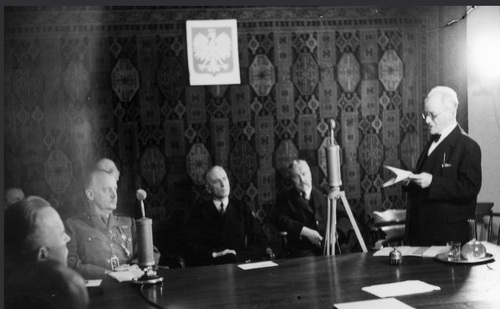Poseł Herman Lieberman przemawiający podczas posiedzenia władz polskich na uchodźstwie, 4 czerwca 1941 r. Wśród słuchaczy widoczni m.in. (siedzący od lewiej): generał Władysław Sikorski, prezydent Władysław Raczkiewicz, minister Stanisław Stroński. (fot. z zasobu NAC)