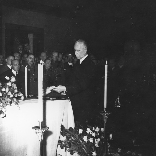 Pośmiertna dekoracja orderem Orła Białego, 24 października 1941 r. Na pierwszym planie prezydent RP Władysław Raczkiewicz. Widoczni także m.in.: gen.Marian Żegota-Januszajtis, gen. Izydor Modelski, August Zaleski, Adam Romer. (fot. z zasobu NAC)