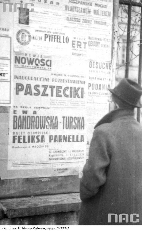 Mężczyzna czytający afisze na warszawskiej ulicy, 1940 rok
