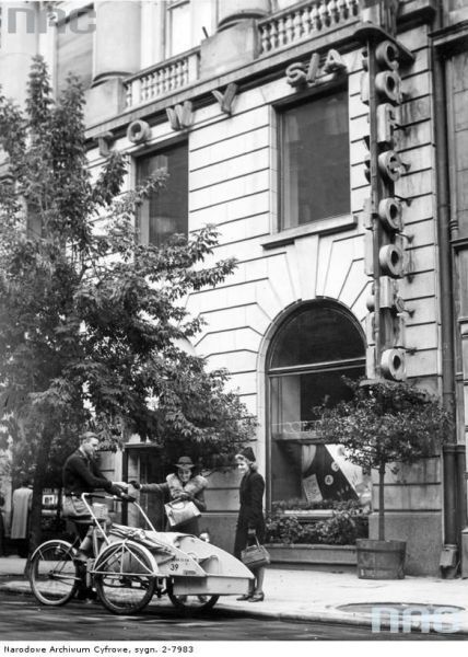 Riksze przed warszawską kawiarnią Adria, 1940 r. (fot. ze zbiorów Narodowego Archiwum Cyfrowego)