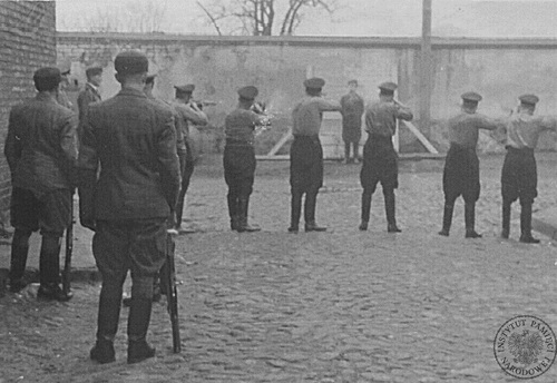 Członkowie Selbschutzu Westpreussen rozstrzeliwują piętnastu Polaków w Nowym Mieście Lubawskim, grudzień 1939 r. (fot. z zasobu AIPN)