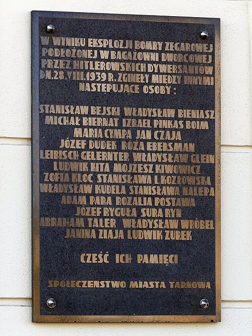 Tablica upamiętniająca, dworzec kolejowy w Tarnowie (fot. Wikimedia Commons/Zalasem1 – Praca własna/CC BY 4.0)