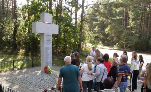 Zapalenie zniczy pod pomnikiem upamiętniającym mieszkańców wsi Koniuchy (w ramach wyjazdu edukacyjnego organizowanego przez IPN, 9–14 września 2019 r.)