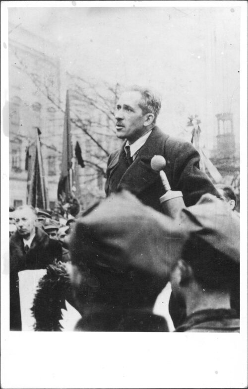Stanisław Mierzwa przemawia podczas uroczystości pogrzebowych Wincentego Witosa na Rynku Głównym w Krakowie, 3 listopada 1945 r. (fot. z zasobu AIPN)
