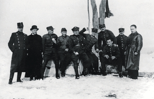 Grupa oficerów polskich internowanych w 1939 r. w obozie w Ujedörek-puszta (fot. z zasobu IPN)