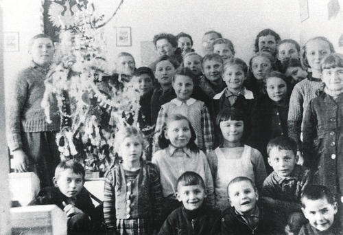 Wigilia w szkole powszechnej w Kadarkut (fot. z zasobu IPN)