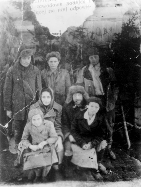 Rodzina Babiarzów deportowana z Kresów w 1940 r. Fot. Fundacja Ośrodka KARTA