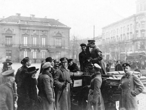 Rozbrajanie żołnierzy niemieckich w Warszawie 10 listopada 1918 roku. Fot. ze zbiorów CAW