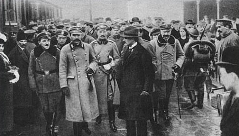 Józef Piłsudski na dworcu w Warszawie 12.12.1916 r. Zdjęcie błędnie łączone z dniem 10.11.1918 roku. (NAC)