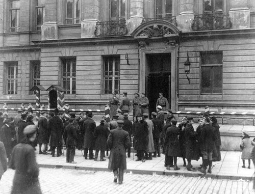 Polacy obejmują posterunek przed komendą Miasta Warszawa 11 listopada 1918 r. ( „Tygodnik Ilustrowany”)