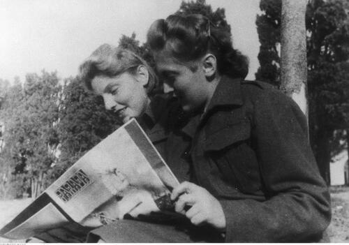 Ochotniczki z Pomocniczej Wojskowej Służby Kobiet 2 Korpusu Polskiego czytają magazyn dla pań "Parada" (NAC)