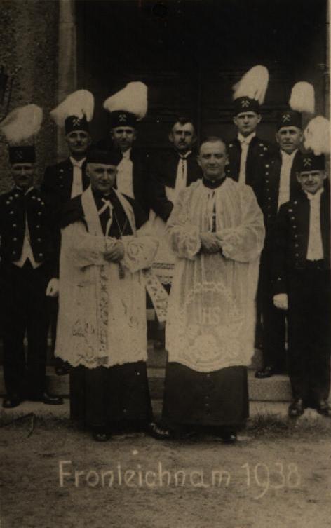 Ks. Korczok (z lewej) przed procesją Bożego Ciała w Gliwicach-Sośnicy, 1938 r. (ze zbiorów ks. Pawła Pyrchały)