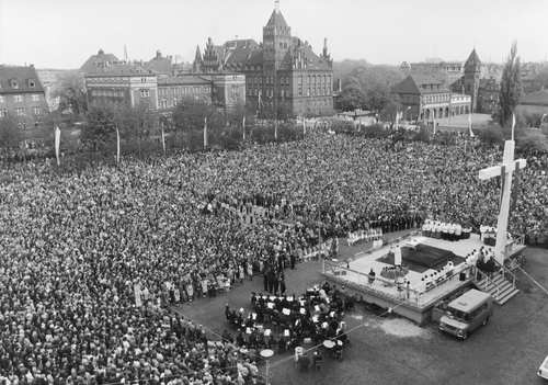 Pierwsza, po 35 latach, publiczna Eucharystia na Placu Krakowskim 3 maja 1981 r. Kazanie wygłasza o. Jan Siemiński. (Foto ze zbiorów Muzeum w Gliwicach)