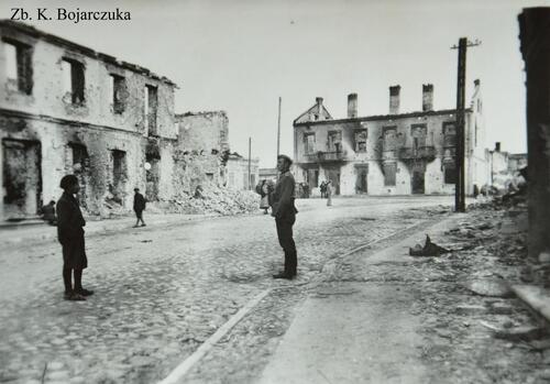 Zniszczony sulejowski Rynek w 1940 r., zbiory Krzysztofa Bojarczuka