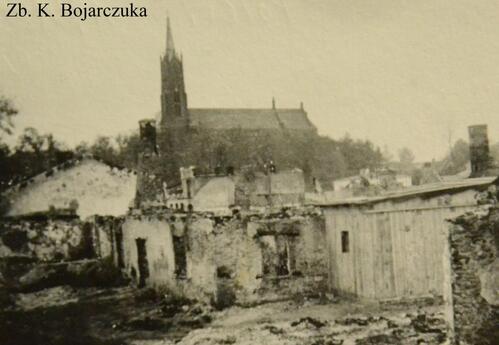 Za zniszczeniami widoczny ocalały z bombardowania kościół parafialny pw. św. Floriana, zbiory Krzysztofa Bojarczuka