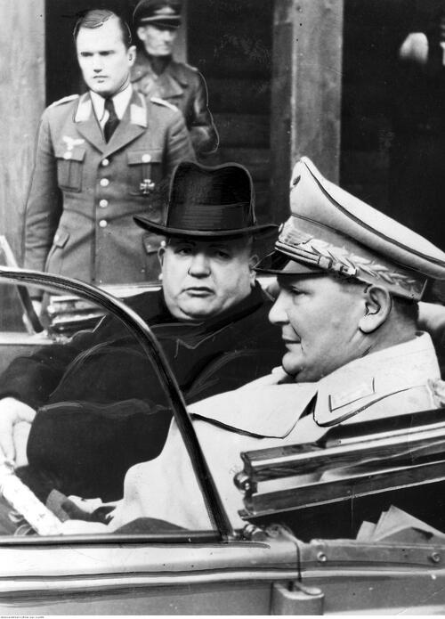 Berlin. Wizyta Jozefa Tiso - 10.1940 r. Marszałek III Rzeszy Hermann Goering (z prawej) i prezydent Słowacji Jozef Tiso w samochodzie. (NAC)