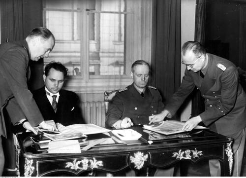 Berlin. Podpisanie układu niemiecko-słowackiego - 21.11.1939 r.  Minister spraw zagranicznych III Rzeszy Joachim von Ribbentrop (drugi z prawej) i poseł słowacki w Berlinie (drugi z lewej) podpisują układ niemiecko-słowacki. Widoczny również poseł Paul Schmidt (pierwszy z lewej). (NAC)