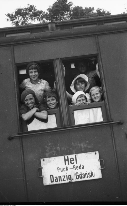 Dzieci w pociągu relacji Gdynia - Hel, 1934 r. (NAC)