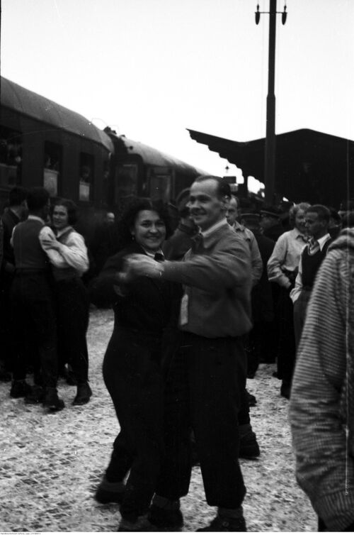 Pociąg wycieczkowy kursujący jako pociąg "Narty-Dancing-Brydż". Uczestnicy wycieczki tańczą na peronie, 1933 r. (NAC)