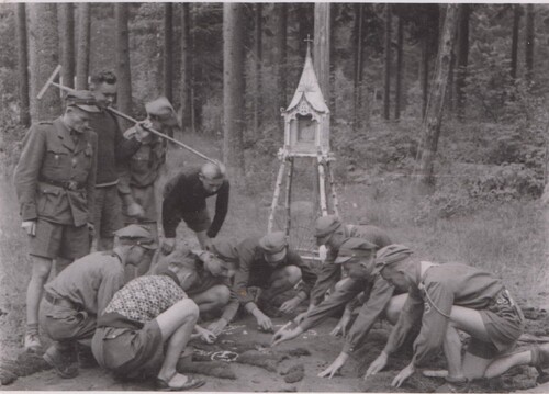 Budowa kapliczki na obozie letnim, Karpacz  1946 r. Fot. Fot. archiwum prywatne Adeli i Kazimierza Szymańskich