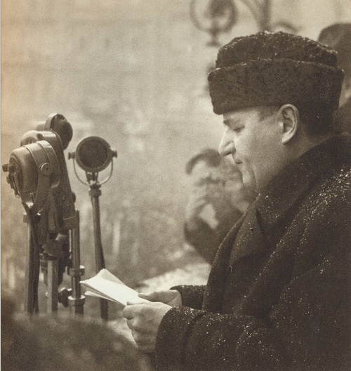Klement Gottwald podczas przemówienia na rynku staromiejskim w Pradze 21 lutego 1948
