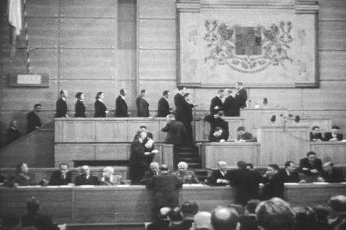 20 lutego 1948 roku. Dwunastu niekomunistycznych ministrów rządu Czechosłowacji podaje się do dymisj. Fot. Wikimedia Commons