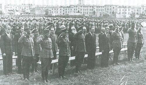 Przedstawiciele Armii Czerwonej, Wojska Polskiego oraz PKWN, podczas święta Wojska Polskiego - Lublin, 15 sierpnia 1944 r.