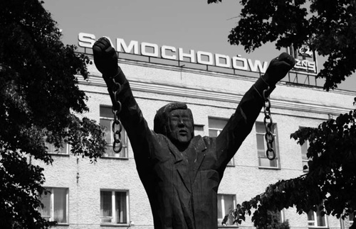Pomnik robotnika zrywającego kajdany przy nieistniejących Lubelskich Zakładach Naprawy Samochodów, upamiętniający lipcowy strajk w 1980 r. (Fot. M. Dąbrowski)