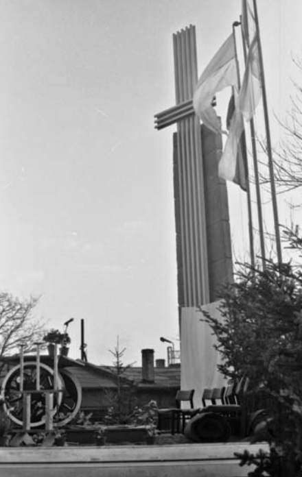 Pomnik – Krzyż Doli Kolejarskiej w Lokomotywowni PKP Lublin, odsłonięty 25 listopada 1981 r. (Fot. M.J. Kasprzak)