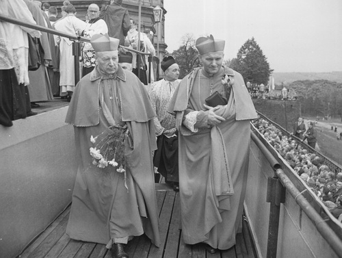 Prymas Stefan Wyszyński i Arcybiskup Karol Wojtyła na wałach klasztoru na Jasnej Górze  w czasie uroczystości millenijnych (AIPN)