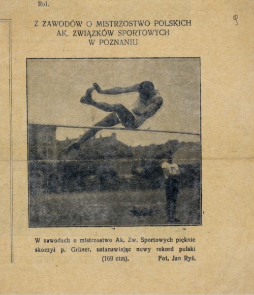 Wycinek prasowy przedstawiający skaczącego wzwyż dr. Juliana Grunera. Fot. AIPN