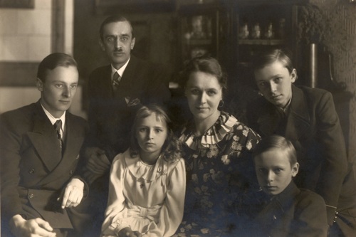 Helena i Jan Beniszowie wraz z dziećmi, od lewej: Artur, Maria, powyżej Mieczysław i Lech. Fotografia z lat 30-tych XX w. (Zbiory Jacka Boczonia)