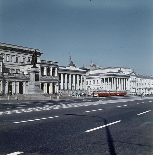 Widok na Pałac Komisji Rządowej Przychodów i Skarbu oraz pomnik Feliksa Dzierżyńskiego - 1969 r. (NAC)