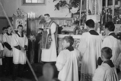 Ks. Franciszek Włodarczyk TChr podczas sprawowania eucharystii w jednym z warszawskich kościołów we wrześniu 1958 r. Fot. AIPN