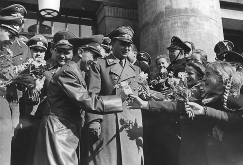 "Dni kultury" w Kraju Warty - otwarcie przebudowanego teatru miejskiego w Poznaniu. Dzieci witają Josepha Goebbelsa wręczając mu kwiaty. Obok z prawej widoczny Arthur Greiser - marzec 1941 r. (NAC)