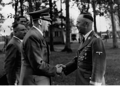 Heinrich Himmler (z prawej) przyjmuje życzenia od Adolfa Hitlera z okazji 43-ej rocznicy urodzin - październik 1943 r. (NAC)